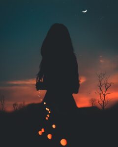 Silhouette de femme au crépuscule